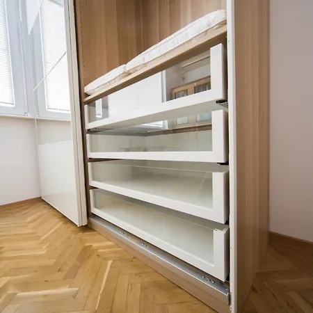 Demokratsia Bl 117 *