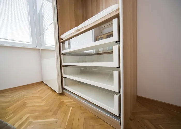 Demokratsia Bl 117 *